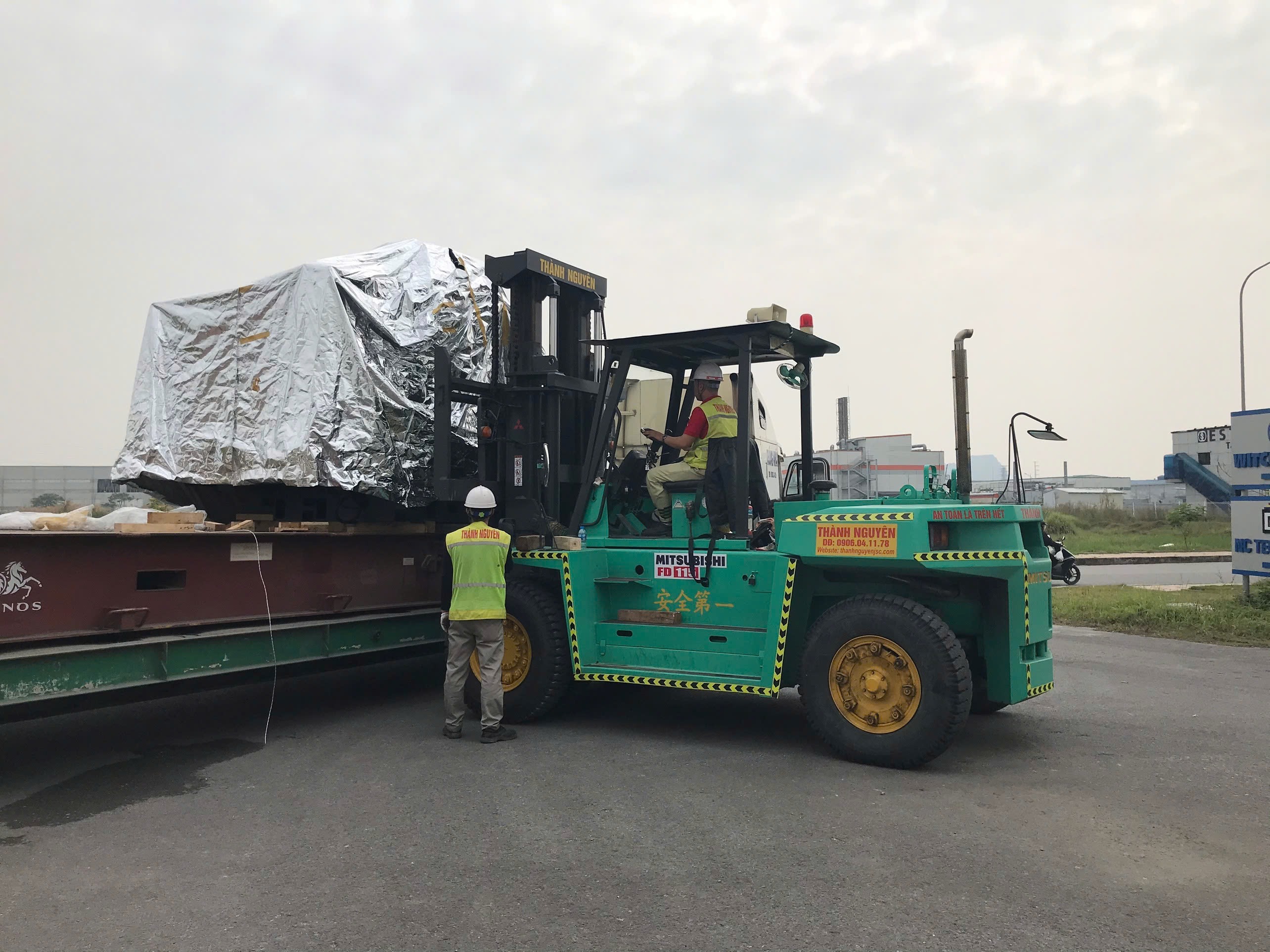 xe nâng Mitsubishi 11.5 tấn vận chuyển máy tiện CNC DOOSAN trên đường nội bộ KCN tại KCN Sông Khoai (Amata) Quảng Ninh - THÀNH HUY HOÀNG