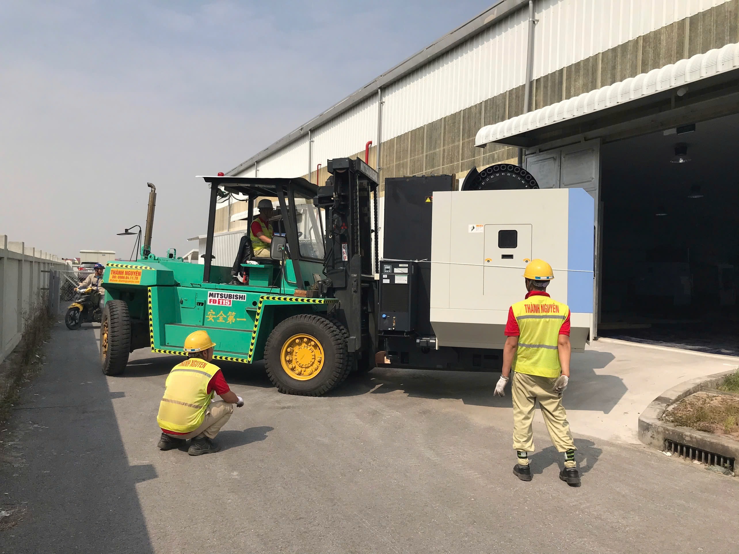 xe nâng hạ thấp khung nâng luồn máy tiện CNC DOOSAN qua cửa cuốn vào xưởng tại KCN Sông Khoai (Amata) Quảng Ninh - THÀNH HUY HOÀNG