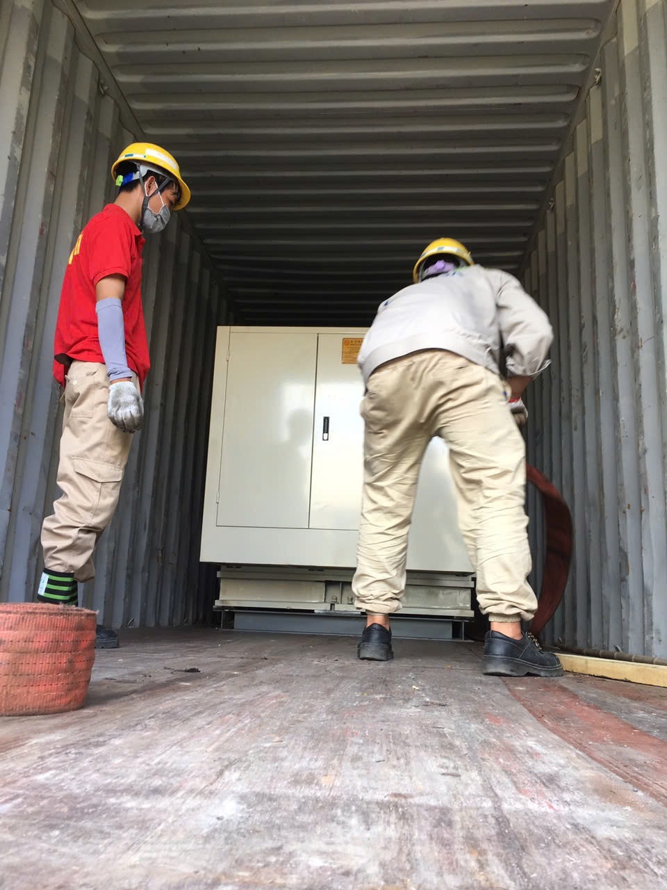 THÀNH HUY HOÀNG xe nâng bốc dỡ thân máy từ rơ moóc tại KCN Sông Khoai Quảng Ninh