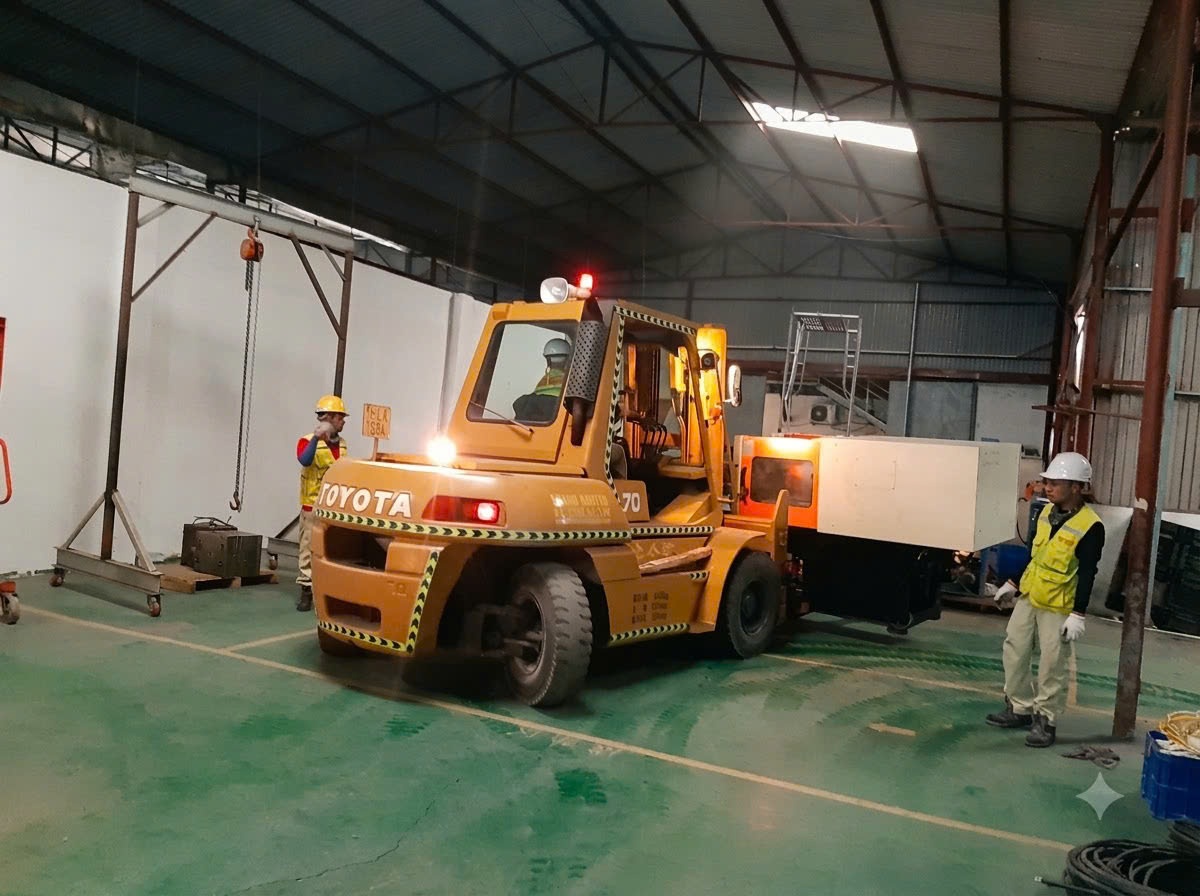 xe nâng hạng nặng luồn qua dầm cửa kho xưởng vận chuyển định vị bệ móng máy tại KCN Sông Khoai Quảng Ninh - THÀNH HUY HOÀNG