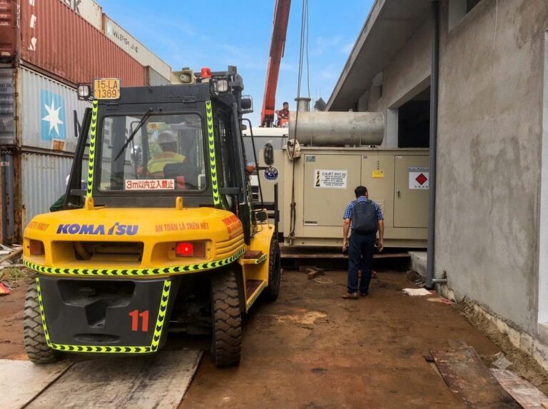 Xe Nâng Komatsu 7T Lắp Đặt Trạm Nguồn Điện Khẩn Cấp Cảng Biển KCN Bắc Tiền Phong Quảng Ninh 2026