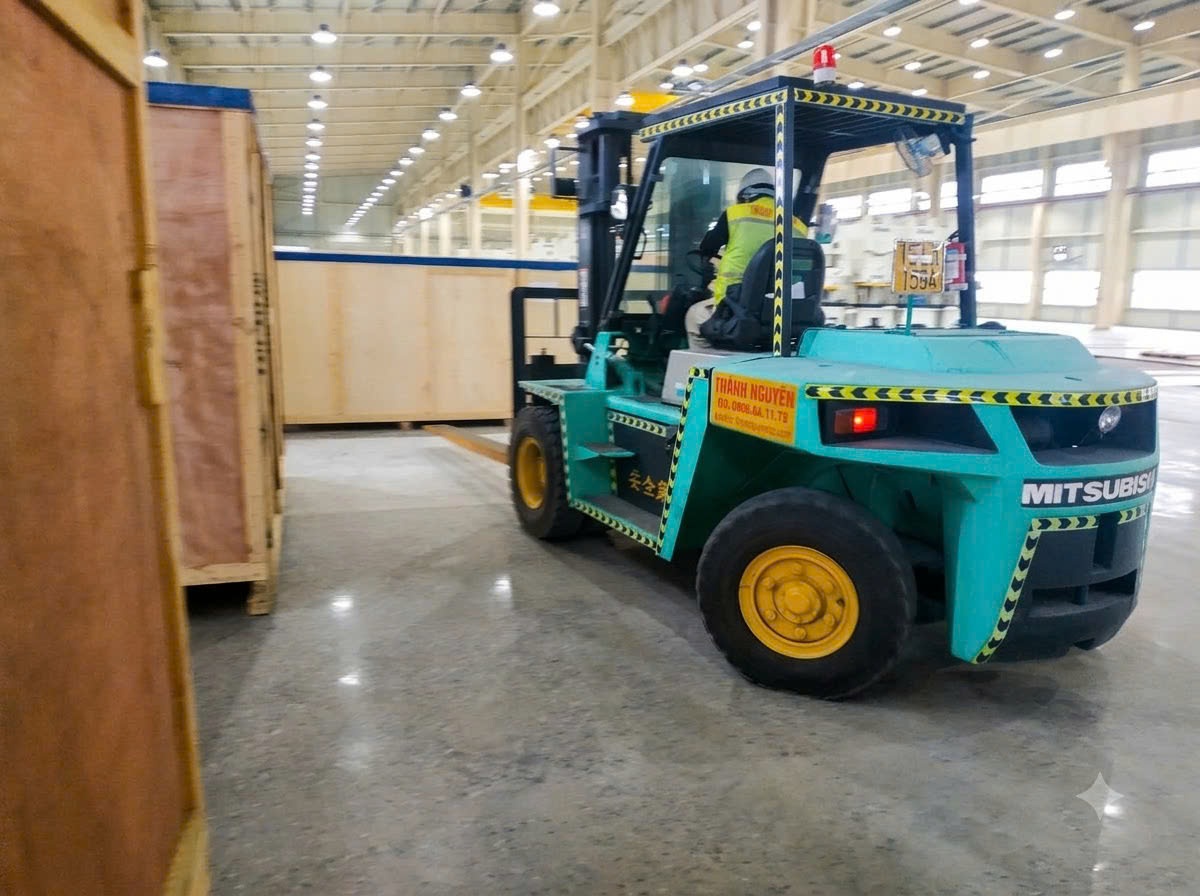 xe nâng Mitsubishi cabin kính vận chuyển kiện máy móc vào phân xưởng thông minh sàn bê tông mài bóng tại KCN Đông Mai Quảng Ninh - THÀNH HUY HOÀNG