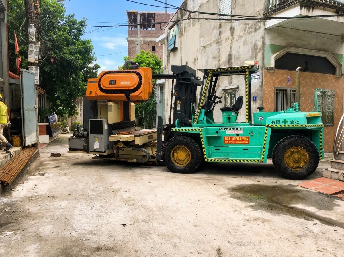 kê ray trượt thép và xe nâng Mitsubishi 11.5 tấn luồn máy CNC Makino qua cửa xưởng dầm thấp tại KCN Sông Khoai Quảng Ninh - THÀNH HUY HOÀNG