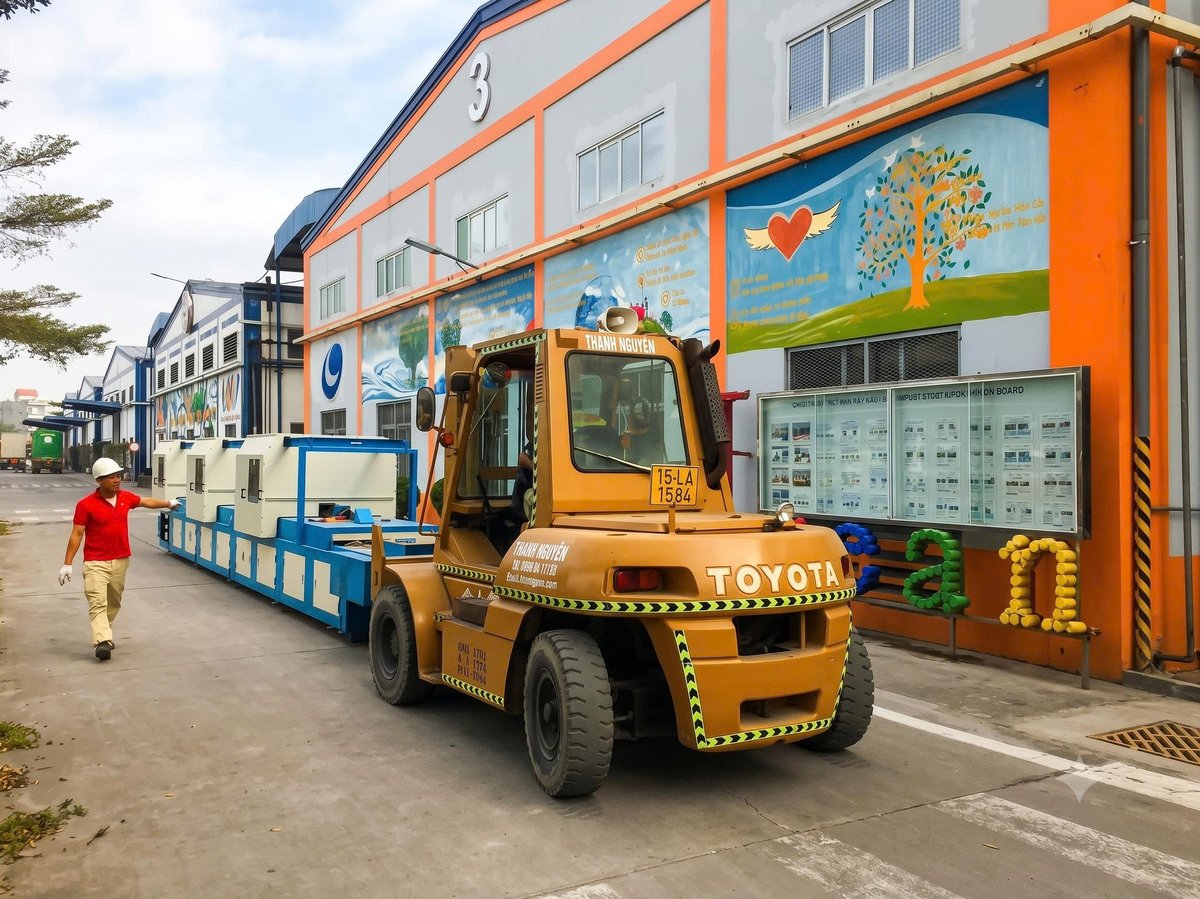 Xe nâng 7 tấn bốc dỡ kiện máy siêu trọng từ sơ-mi rơ-moóc Cái Lân Quảng Ninh - THÀNH HUY HOÀNG